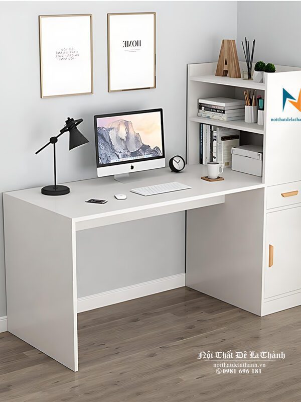 Chiếc bàn học màu trắng với thiết kế một đầu có tủ đựng đồ, bên trên là giá sách, rất phù hợp với học sinh cấp 2, cấp 3