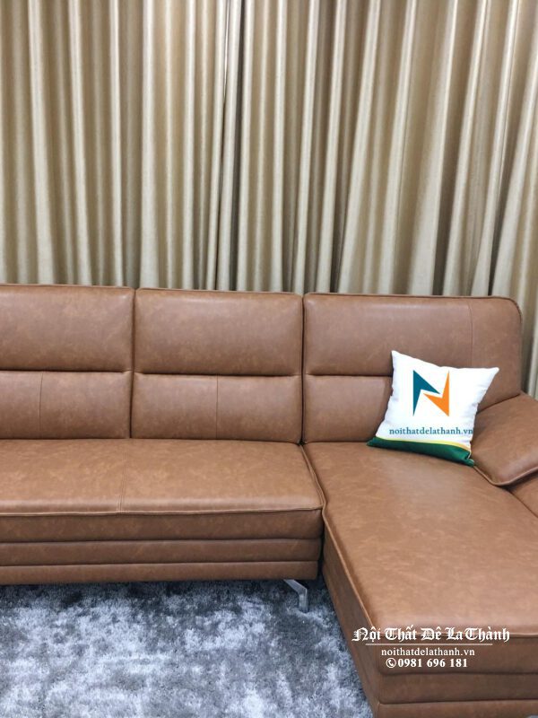 sofa góc chữ L được thiết kế với 3 tựa cố định mang lại cảm giác chắc chăn, nhìn ấm cúng hơn khi nó được kê trên một chiếc thảm lông