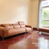Sofa da lộn phong cách Cyrus với thiết kế tay tam giác, tựa gật gù, có 3 tựa