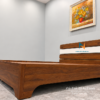 Chiếc giường MDF phủmelamine với đôi vai giường được khoét cao