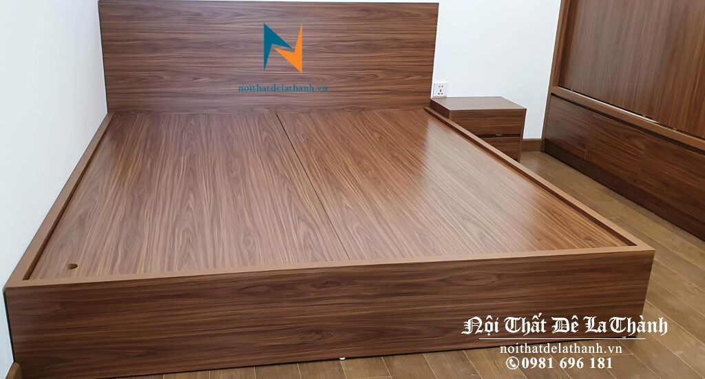 Chiếc giường gỗ công nghiệp mdf, bề mặt phủ melamine, màu óc chó, kích thước 1m6x2m