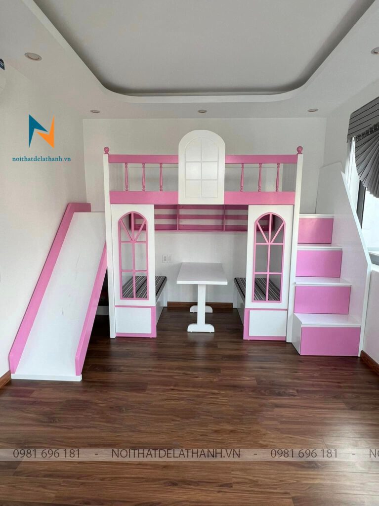 Chiếc giường tầng 1m2x2m màu hồng pha trắng, thiết kế thông minh, 1 bên là cầu trượt, 1 bên là cầu thang, tầng dưới là bàn học, tầng trên là chỗ ngủ cho bé gái