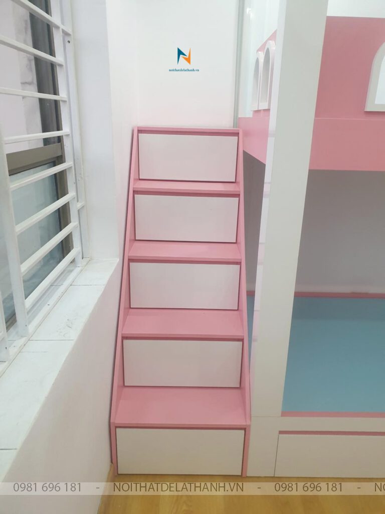 Chiếc giường tầng với thiết kế cầu thang là các hộc để đồ giúp các bé gái tối ưu hoá không gian phòng