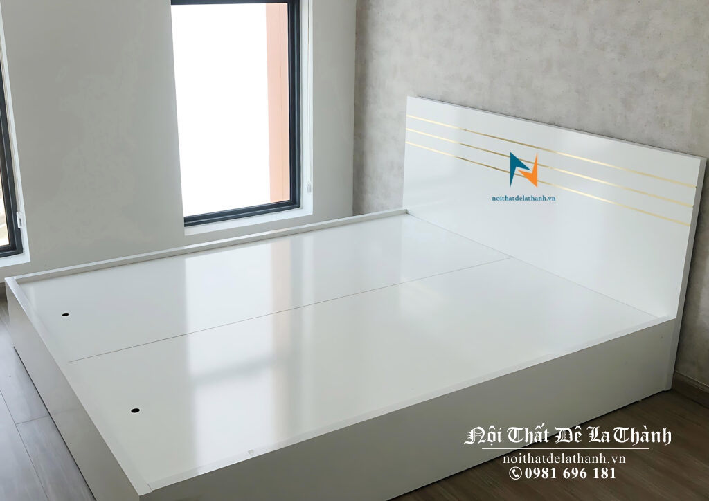 Chiếc giường trắng đầu cao có 3 chỉ màu vàng sang trọng, thiết kế theo phong cách hiện đại