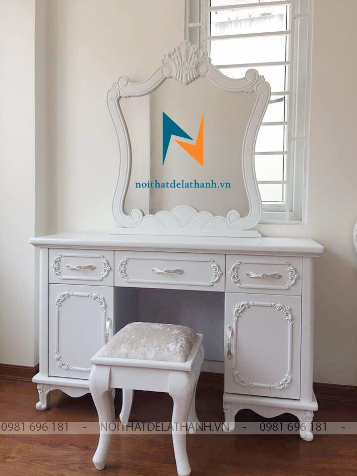 Chiếc bàn tân cổ điển màu trắng, kích thước 1m2, chất liệu MDF với chiếc gương cách điệu rất đẹp mắt