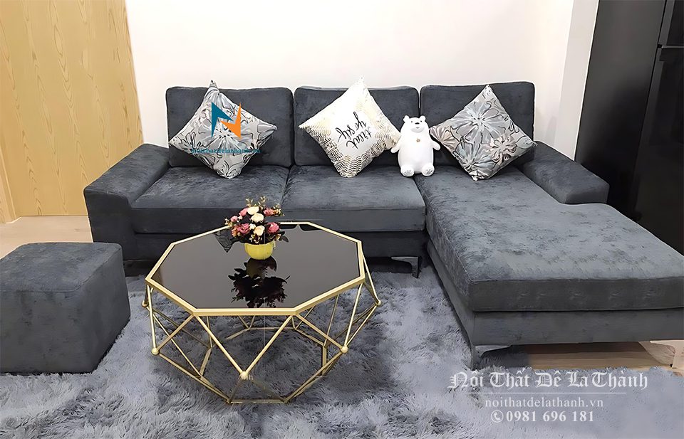 Bộ sofa góc chữ L chất liệu khung gỗ tự nhiên, mút cao cấp, bọc nỉ nhập khẩu màu đen, kích thước 2m4x1m6 đi kèm 3 gối và 1 đôn thích hợp cho việc sử dụng trong các không gian phòng khách nhà phố
