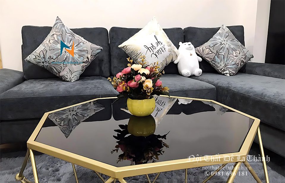 Bộ sofa góc nỉ nhung thiết kế với 3 tựa cố định, đi kèm 3 gối giúp việc sử dụng trở nên thoải mái và êm ái