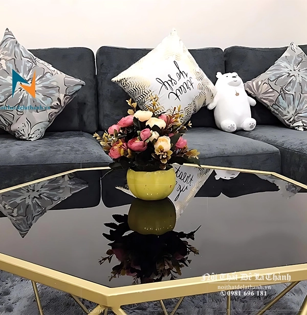 Bộ sofa góc nỉ nhung thiết kế với 3 tựa cố định, đi kèm 3 gối giúp việc sử dụng trở nên thoải mái và êm ái