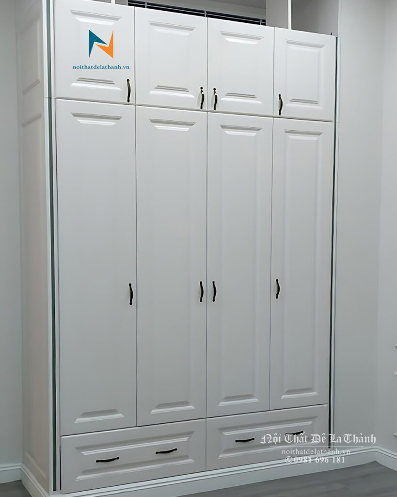 Chiếc tủ âm tường được sơn màu trắng, chất liệu gỗ MDF, kích thước 1m6x2m6 kịch trần