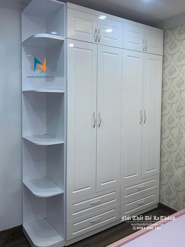 Chiếc tủ tân cổ điển 4 cánh soi huỳnh, và 1 kệ góc trang trí, kích thước 2mx2m6, toaàn bộ sơn màu trắng, tủ 2 tầng, 2 buồng và 4 ngăn kéo