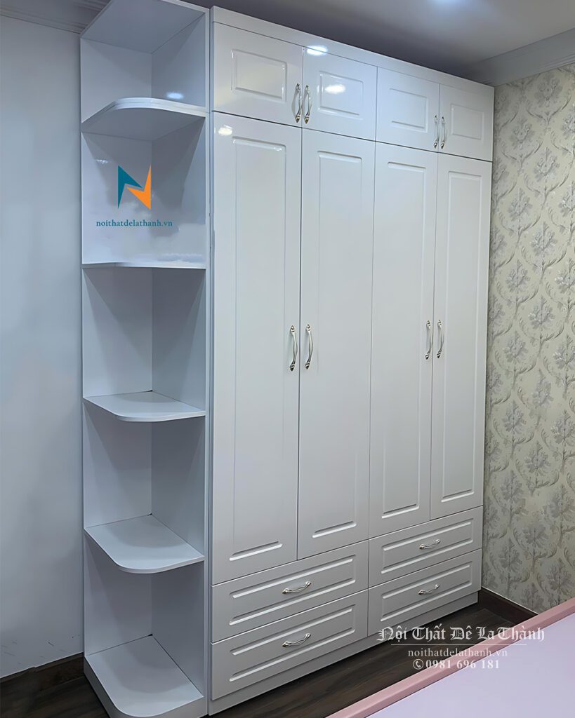 Chiếc tủ tân cổ điển 4 cánh soi huỳnh, và 1 kệ góc trang trí, kích thước 2mx2m6, toaàn bộ sơn màu trắng, tủ 2 tầng, 2 buồng và 4 ngăn kéo