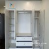 Thiết kế bên trong chiếc tủ quần áo gỗ tân cổ điển hiện đại 1m6x2m6 kịch trần, với 4 cánh, 3 buồng, 3 ngăn kéo