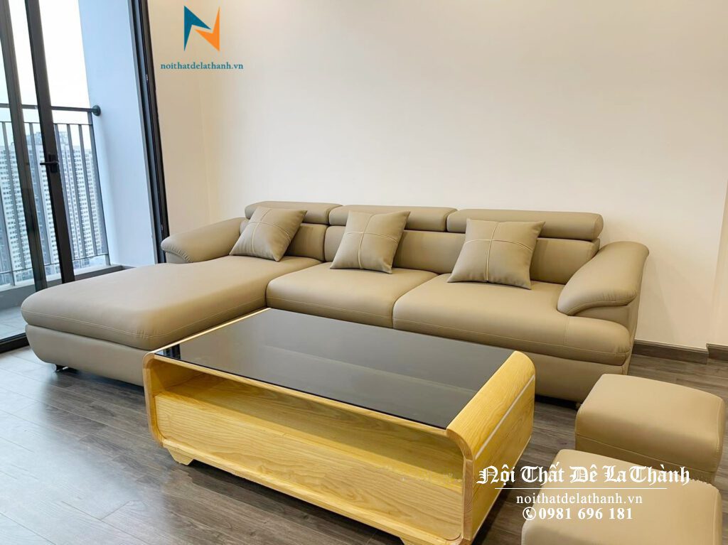 Chiếc bàn sofa chât liệu gỗ sồi được nhập khẩu từ liên bang Nga, phần gỗ phun màu sồi tươi, kính màu đen, kích thước 60cmx1m2 hoàn thiện bởi Nội Thất Đê La Thành