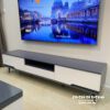 Chiếc kệ tivi 1m6 chất liệu gỗ công nghiệp MDF thiết kế pha giữa màu chì và màu cánh trắng rất đẹp mắt