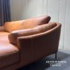 Phần tay của sofa capri có thiết kế đặc trưng: đó là 1 chiếc gối dày đặt cạnh 1 chiếc tay mỏng, nhìn giống như tay đôi