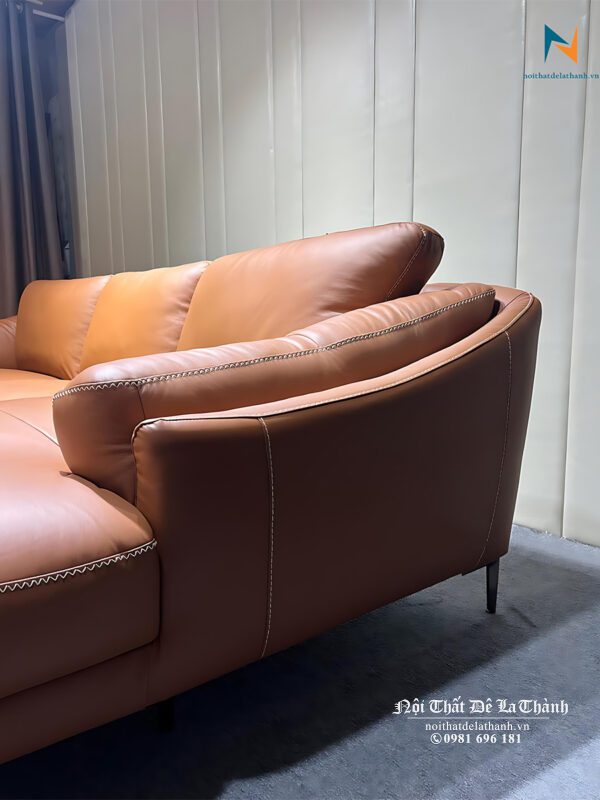 Phần tay của sofa capri có thiết kế đặc trưng: đó là 1 chiếc gối dày đặt cạnh 1 chiếc tay mỏng, nhìn giống như tay đôi