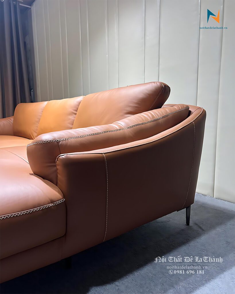 Phần tay của sofa capri có thiết kế đặc trưng: đó là 1 chiếc gối dày đặt cạnh 1 chiếc tay mỏng, nhìn giống như tay đôi