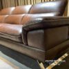 Tựa lưng sofa Verato thiết kế kiểu gật gụ, dễ chỉnh với độ cao gáy của từng người ngồi