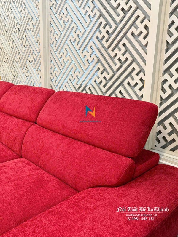 Sofa nhung có tựa được thiết kế với chiếc tựa cao, giúp người ngồi có cảm giác rất thoải mái