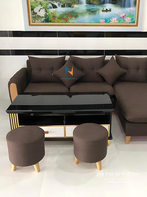 Điểm nhấn của bộ sofa góc nỉ chữ L là các chi tiết gỗ sồi nổi bật ở tay, chân sofa và chân 2 chiếc đôn