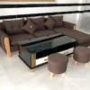 Điểm nhấn của bộ sofa góc nỉ chữ L là các chi tiết gỗ sồi nổi bật ở tay, chân sofa và chân 2 chiếc đôn