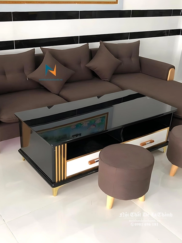 Điểm nhấn của bộ sofa góc nỉ chữ L là các chi tiết gỗ sồi nổi bật ở tay, chân sofa và chân 2 chiếc đôn