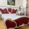 Chiếc giường tân cổ điển dành cho khách sạn 5 sao được sơn trắng toàn bộ, đầu cao thiết kế hình trái tim rất đẹp, đầu cao và đầu thấp bọc da màu đỏ thẫm, đính hạt cườm sang trọng