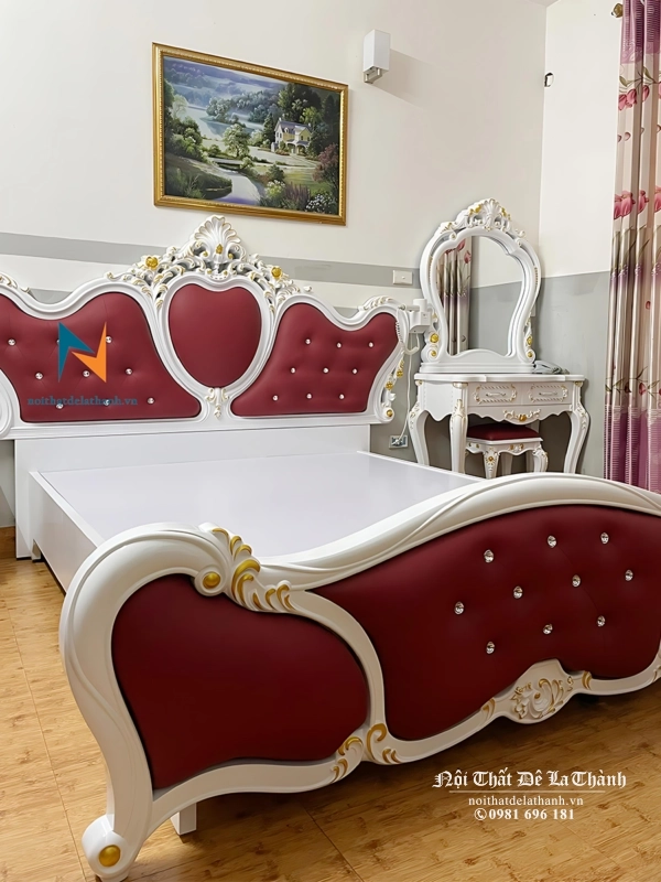 Chiếc giường tân cổ điển dành cho khách sạn 5 sao được sơn trắng toàn bộ, đầu cao thiết kế hình trái tim rất đẹp, đầu cao và đầu thấp bọc da màu đỏ thẫm, đính hạt cườm sang trọng
