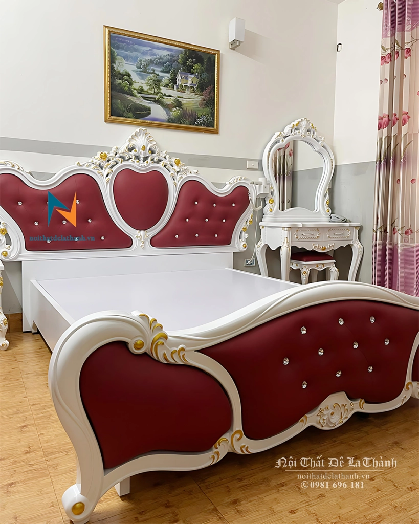 Chiếc giường tân cổ điển dành cho khách sạn 5 sao được sơn trắng toàn bộ, đầu cao thiết kế hình trái tim rất đẹp, đầu cao và đầu thấp bọc da màu đỏ thẫm, đính hạt cườm sang trọng