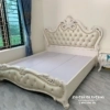 Chiếc giường tân cổ điển phong cách hoàng gia có kích thước 1m8x2m, đầu cao thiết kế kiểu sừng trâu, đầu cao và đầu thấp bọc da màu kem, rút múi sâu rất đẹp
