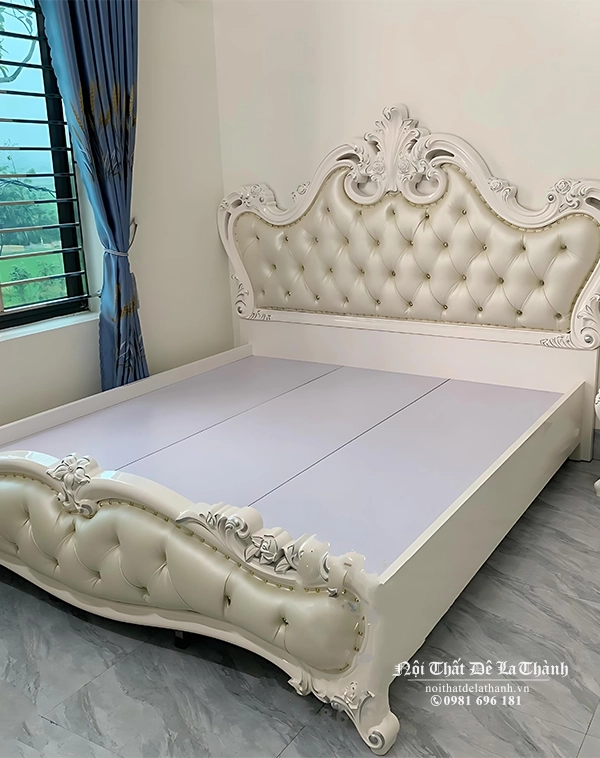 Chiếc giường tân cổ điển phong cách hoàng gia có kích thước 1m8x2m, đầu cao thiết kế kiểu sừng trâu, đầu cao và đầu thấp bọc da màu kem, rút múi sâu rất đẹp