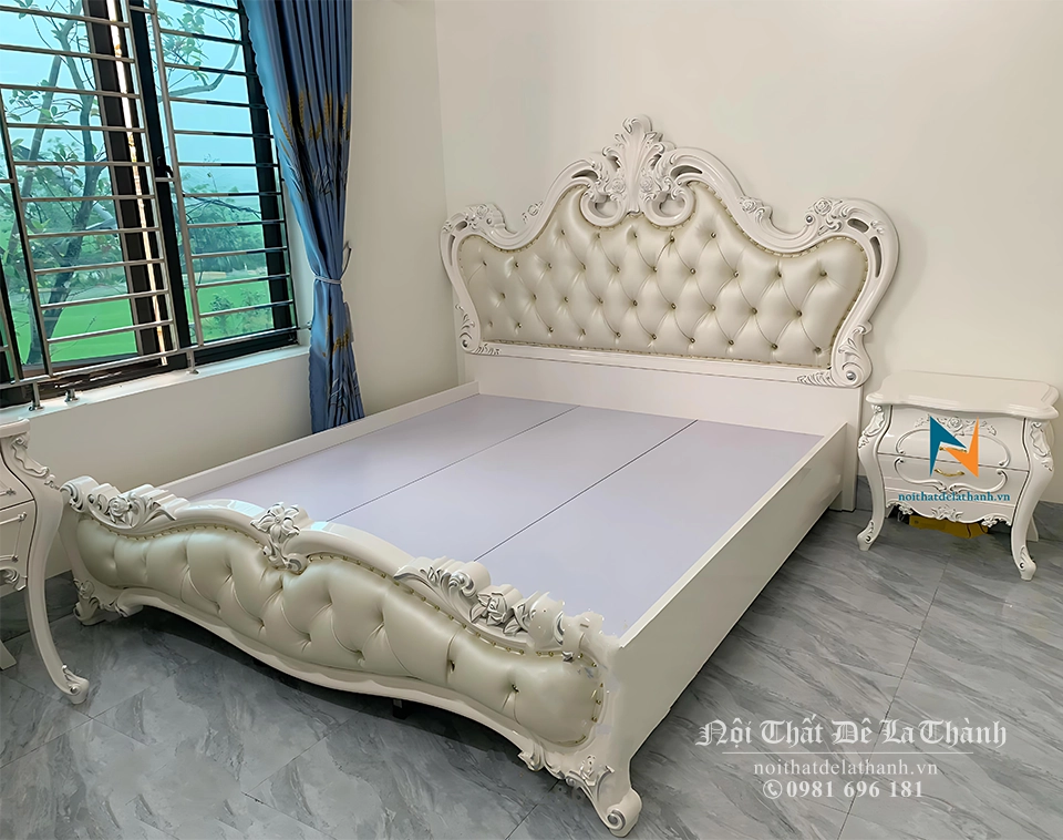 Chiếc giường tân cổ điển phong cách hoàng gia có kích thước 1m8x2m, đầu cao thiết kế kiểu sừng trâu, đầu cao và đầu thấp bọc da màu kem, rút múi sâu rất đẹp