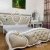 Giường tân cổ điển màu trắng 1m8x2m, đầu cao thiết kế hình trái tim, đầu cao và đầu thấp bọc da màu trắng có đính hạt cườm rất đẹp