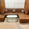 Bộ sofa da góc chữ L dài 2m8 với thiết kế lưng rút khuy nhìn rất sang trọng, tôn thêm vẻ đẹp cho phòng khách gia đình bạn