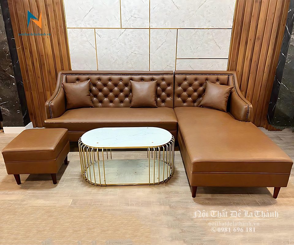 Bộ sofa da góc chữ L dài 2m8 với thiết kế lưng rút khuy nhìn rất sang trọng, tôn thêm vẻ đẹp cho phòng khách gia đình bạn