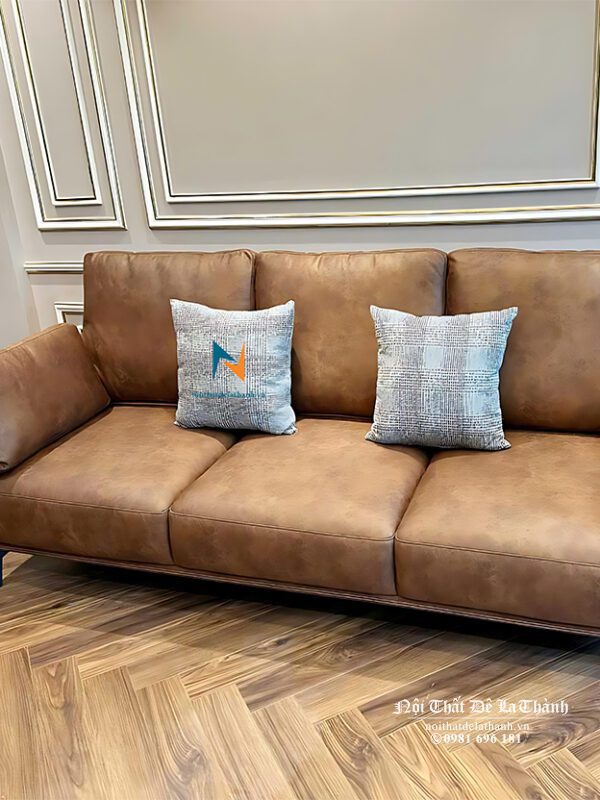 Chiếc băng sô pha 3 chỗ ngồi đi kèm với 2 chiếc gối màu ghi sáng tạo điểm nhấn cho chiếc văng