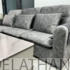 Bộ sofa nhung có tựa cao rất thoải mái cho cảm giác xem phim, nghỉ ngơi thư giãn
