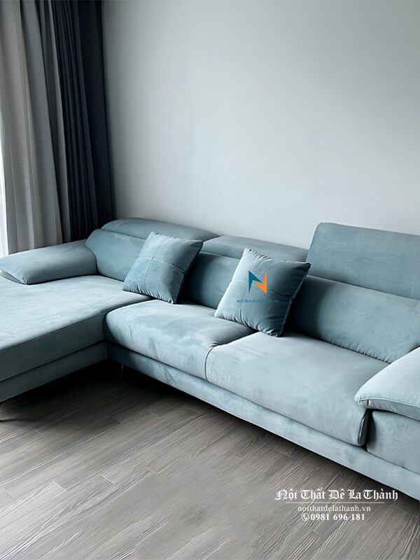 Đặc trưng của Sofa Evelyn là tay thiết kế bo cong, tựa 2 cấp gật gù