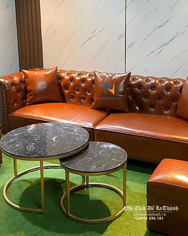 Văng tân cổ điển phù hợp khi đi kèm với 1 cặp bàn chân màu đồng gần tone màu với màu da sofa