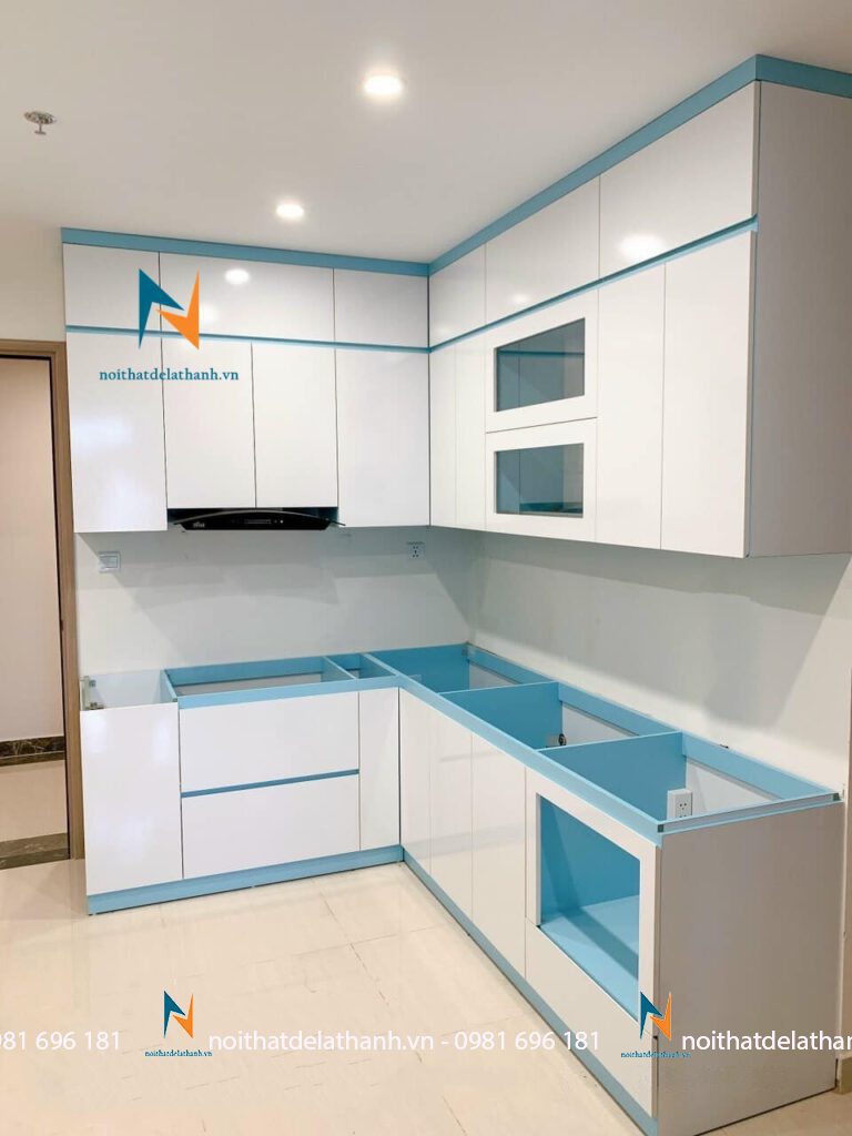 Tủ bếp gỗ công nghiệp MDF ván xanh Thái Lan chống ẩm, khung tủ màu xanh kết hợp với cánh màu trắng trông rất lạ và đẹp mắt