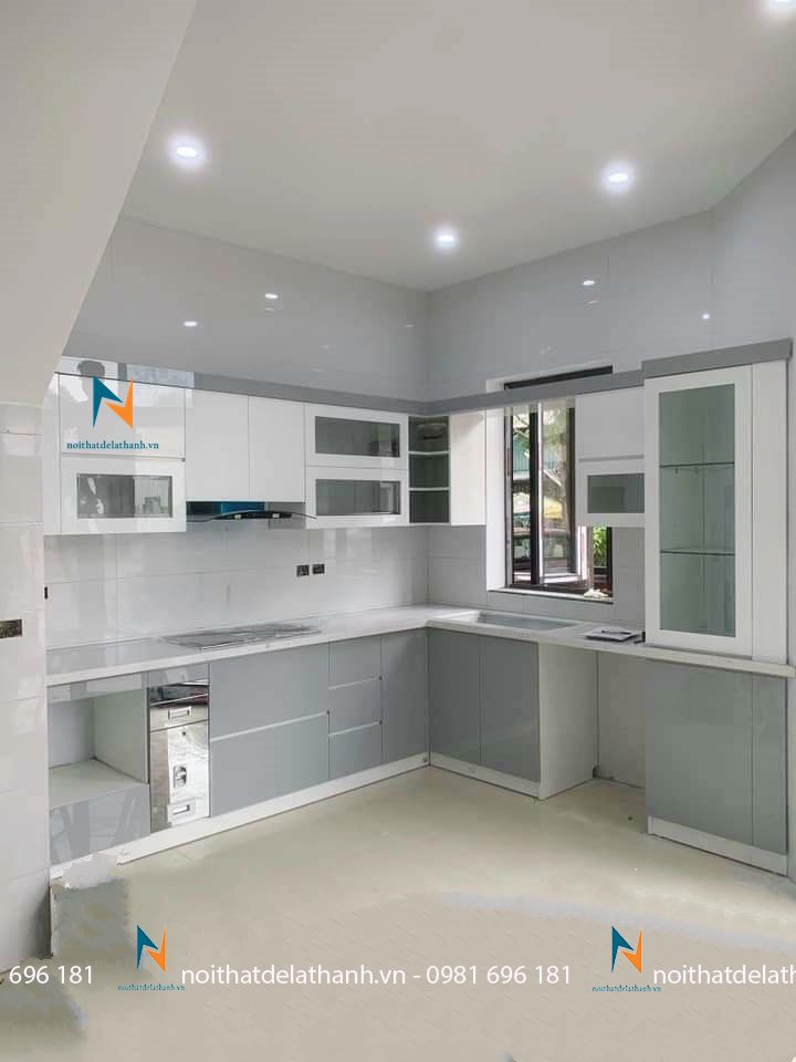 Tủ bếp MDF phủ acrylic: thùng tủ bếp bằng chất liệu MDF Thái Lan, cánh acrylic màu xám và màu trắng