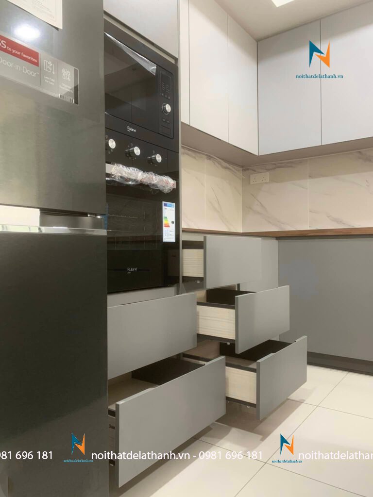 Tủ bếp ván công nghiệp với thiết kế nhiều ngăn kéo thuận tiện cho việc cất trữ vật dụng nấu ăn