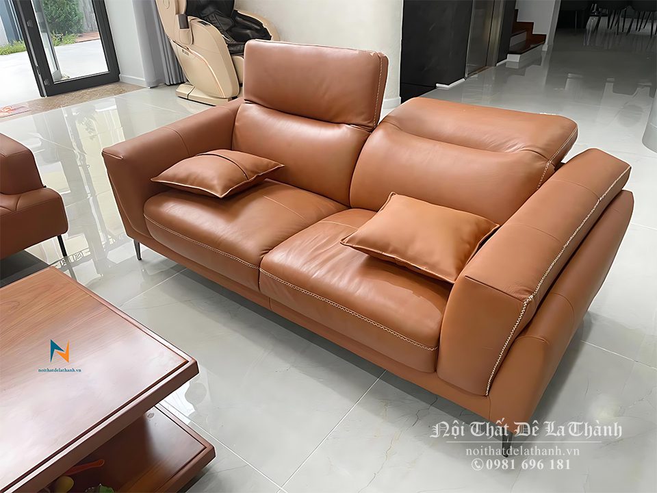 Sa lông da được thiết kế theo phong cách hiện đại, gồm 2 ghế đôi, mỗi ghế dài 2m, tựa gật gù