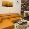 Chiếc sofa da góc chữ L thuộc phân khúc giá rẻ, kích thước 2m2x1m6, màu da bò sang trọng, món đồ làm tôn lên vẻ sang trọng của phòng khách