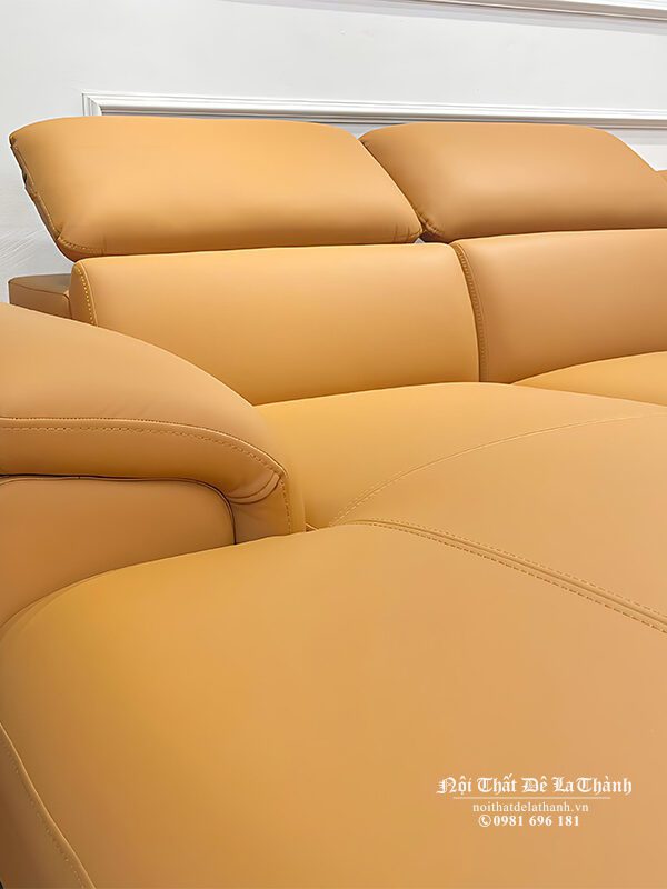 Tựa lưng của bộ sofa hiện đại thiết kế theo kiểu gật gù, mang lại cảm giác thoải mái cho người dùng
