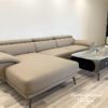 Sofa da phòng khách chữ L, màu ghi xám, tựa gật gù, đệm rút khuy. Kích thước: 2m60 X 1m70. Khung: xoan đào. Mút Malaysia cao cấp. Da: da cleo.