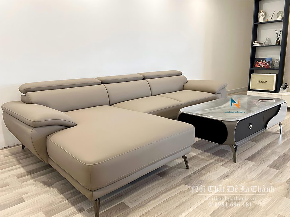Sofa da phòng khách chữ L, màu ghi xám, tựa gật gù, đệm rút khuy. Kích thước: 2m60 X 1m70. Khung: xoan đào. Mút Malaysia cao cấp. Da: da cleo.