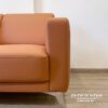 Tay sofa được thiết kế vuông vức, khoẻ khoắn
