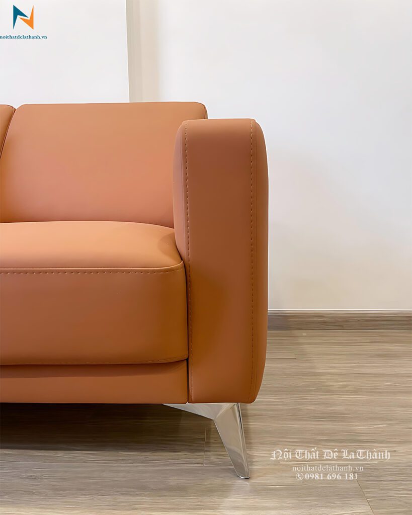 Tay sofa được thiết kế vuông vức, khoẻ khoắn