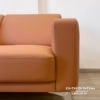 Tay sofa được thiết kế vuông vức, khoẻ khoắn